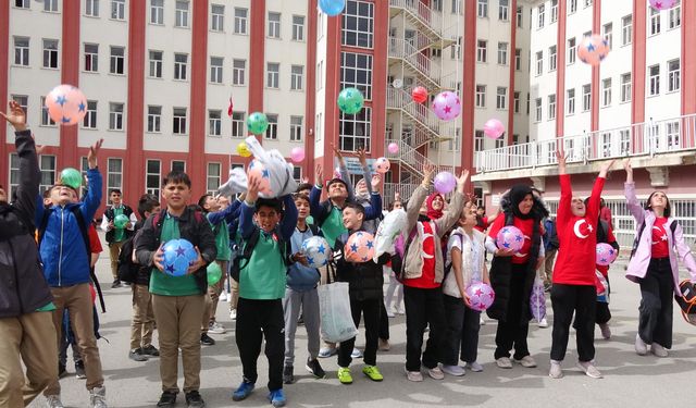 Erzurum’da Öğretmenlerden Öğrencilere 23 Nisan Hediyesi