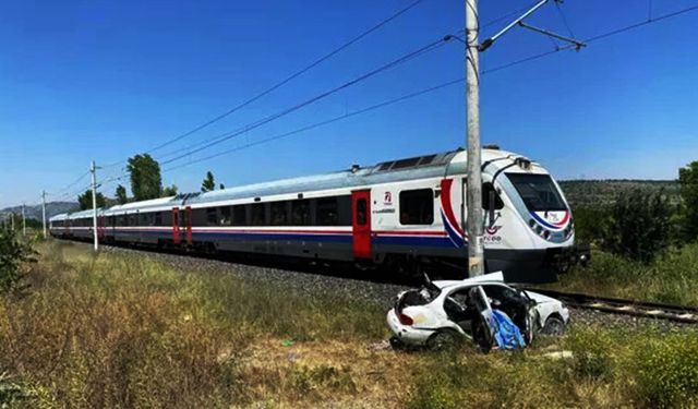 Manisa'da, Trenin Çarptığı Otomobilin Sürücüsü Hayatını Kaybetti