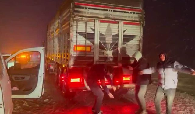 Ankara-Ayaş Kara Yolunda Mahsur Kalanların Müzikli Eğlencesi