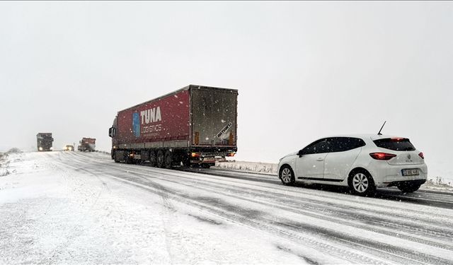 Ardahan'da Karla Mücadele Sonrası Trafik Akışı Yeniden Sağlandı