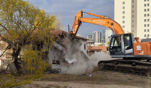 Pursaklar’da Tehlikeli Metruk Yapılar Yıkılıyor