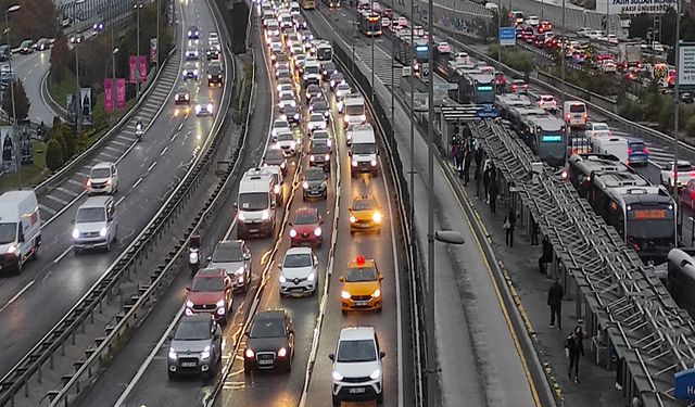 İstanbul'da Haftanın İlk Günü Trafik Yoğunluğu Yaşandı