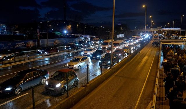 İstanbul'da Haftanın İlk Gününde Trafik Yoğunluğu Arttı