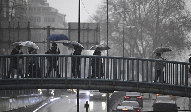 İstanbul'da Kümülonimbus Bulutları ve Yağış, Hava Trafiğini Felç Etti