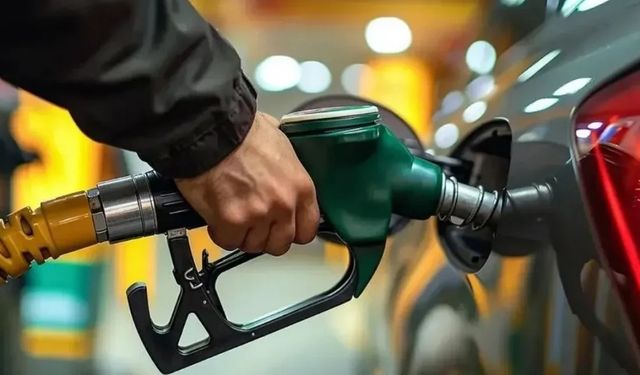 Benzine 1,61 TL'lik Zam Kapıda: Tabelalar Bu Gece Değişiyor