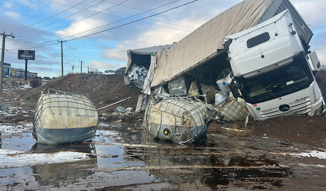 Sivas’ta Buzlanma Trafik Kazalarına Neden Oldu: 1 Yaralı