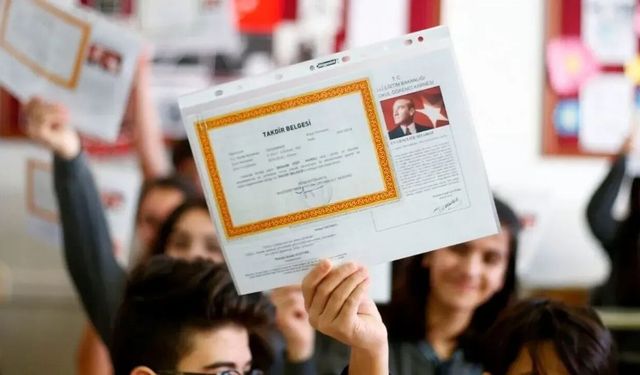 Kalecik’te Öğrencilere Karne Sürprizi: Kitap ve Sinema Bileti Hediyesi