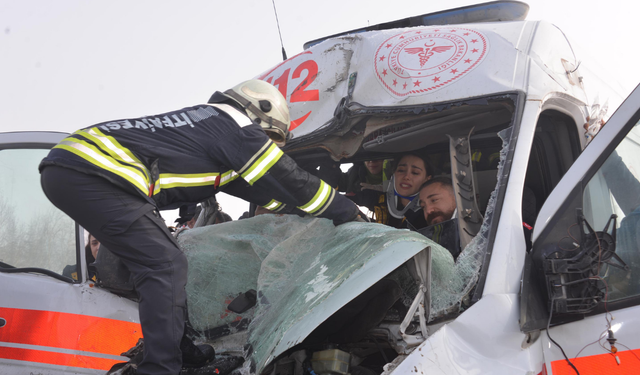 Erzurum'da Trafik Kazasına Yetişen Ambulans Kaza Yaptı: 3 Yaralı