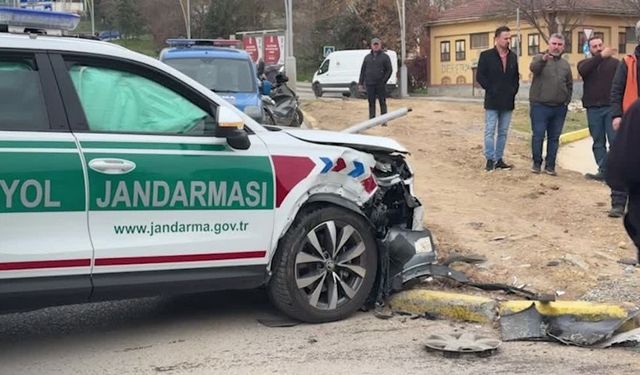 Kocaeli’nde Jandarma Trafik Aracı Kaza Yaptı: 1 Yaralı