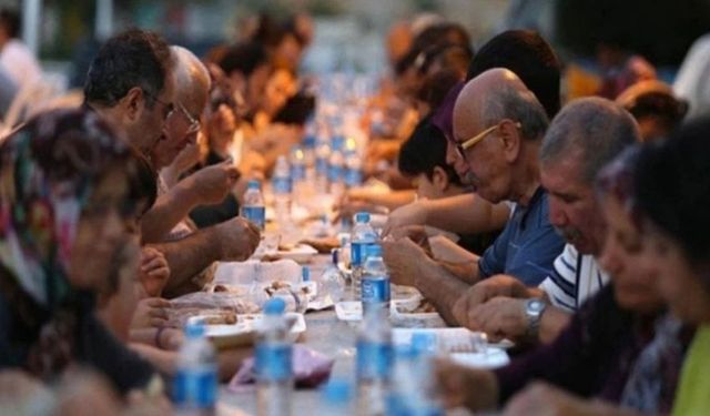 Şereflikoçhisar Belediyesi İftar Çadırı için Kolları Sıvadı