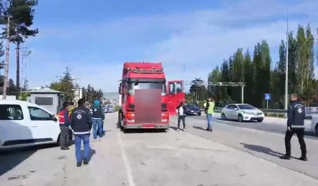 Amasya’da Tır Dorsesinden 10 Kaçak Göçmen Çıktı: 2 Gözaltı