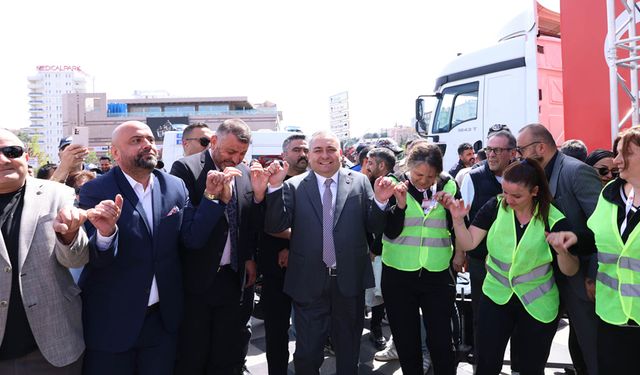 Keçiören Belediyesi İşçileri Zammı Kaptı Başkanla Halay Çekti