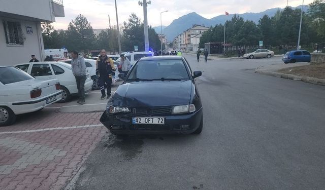Konya'da İki Otomobil Çarpıştı: 1'i Çocuk 3 Yaralı