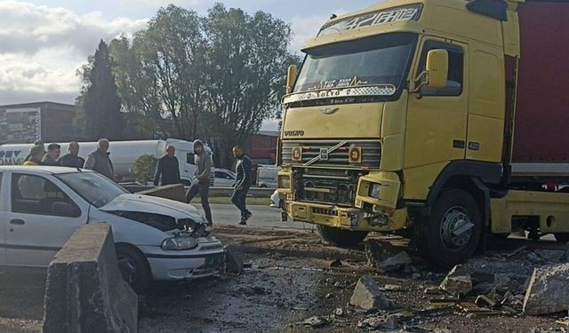 Sakarya'da Karşı Şeride Geçen Tır 3 Araca Çarptı: 1 Yaralı