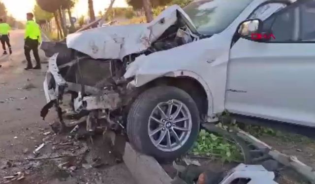 Diyarbakır’da Trafik Kazası! Otomobil Direğe ve Ağaca Çarptı: 2 Yaralı