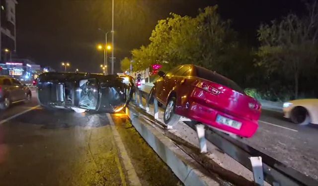 Esenyurt'ta 3 Araç Birbirine Girdi: 2 Yaralı
