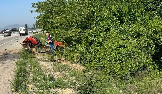 İzmir’de Minibüs ile Çarpışan Traktörün Sürücüsü Öldü, 4 Yaralı