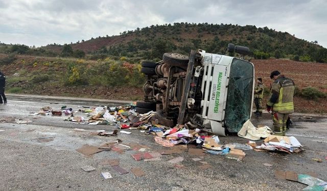 Nallıhan’da Çöp Kamyonu Devrildi: 1 Ölü, 1 Yaralı