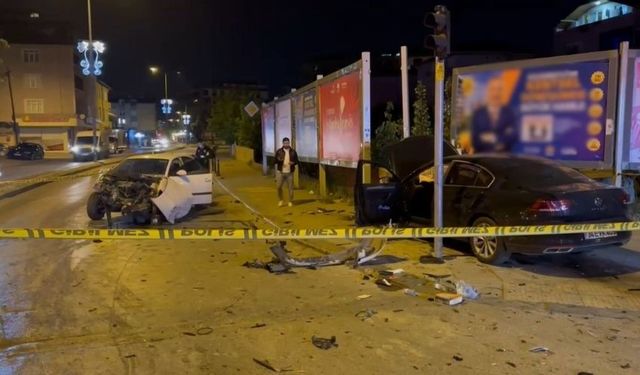 Sultanbeyli'de Trafik Kazası! İki Otomobil Çarpıştı: 1'i Ağır 3 Yaralı
