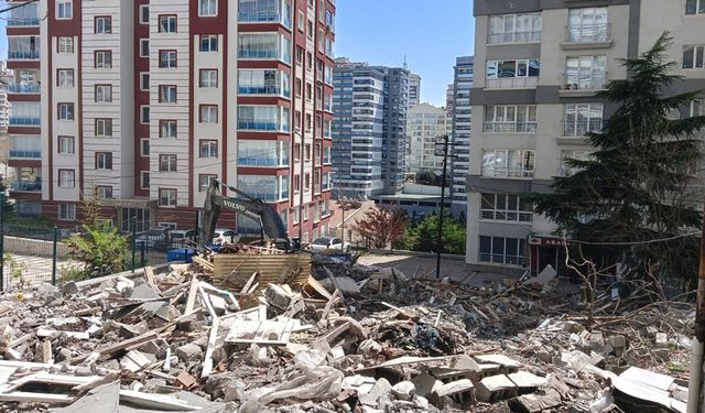 Yenimahalle'de Metruk Binalar Bir Bir Yıkılıyor