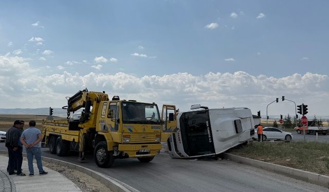 Çubuk'ta Hayvan Yüklü Kamyonet ile Minibüs Çarpıştı: 3 Yaralı!