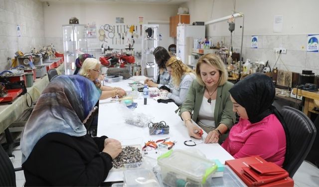 Çubuk’ta Kadın Kursiyerler Agat Taşından Takılar Tasarlıyor