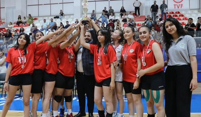 Etimesgut’ta Voleybol Rüzgarı: Genç Voleybolcular Kıyasıya Yarıştı