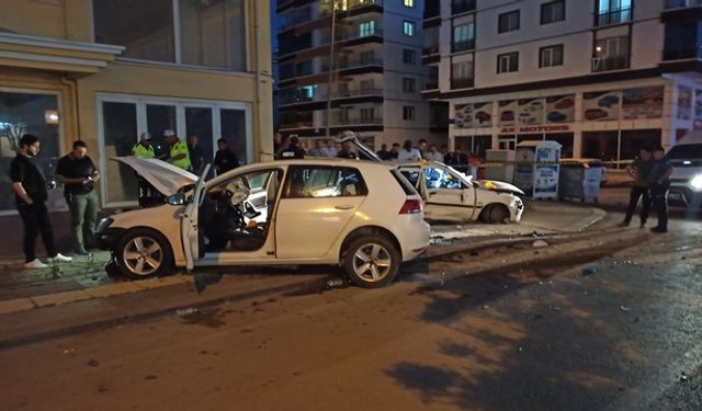 Kahramankazan’da İki Araç Çarpıştı! Yaralı Var