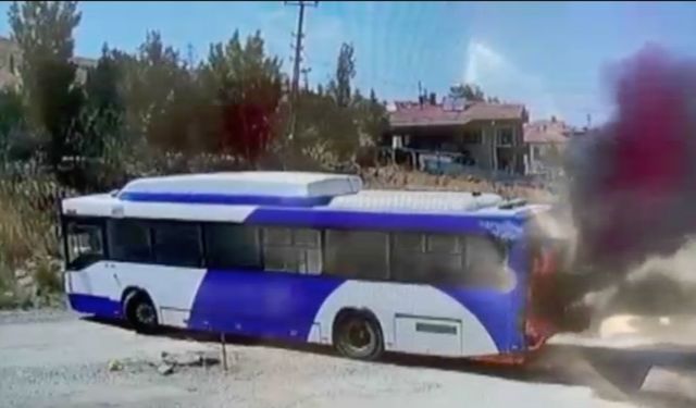 Pursaklar’da Belediye Otobüsü Alev Alev Yandı!