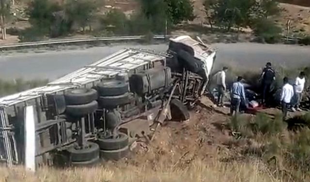 Beypazarı’nda Marul Yüklü Tır Devrildi: 3 Kişi Yaralandı
