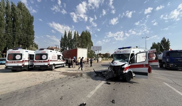 Çubuk’ta Feci Kaza: Ambulans ve Tır Çarpıştı 5 Kişi Yaralandı