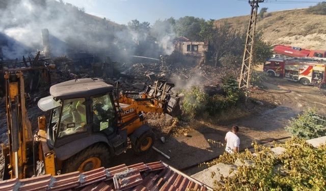 Çubuk’ta Gece Yarısı Yangın Paniği: İki Ev Kül Oldu