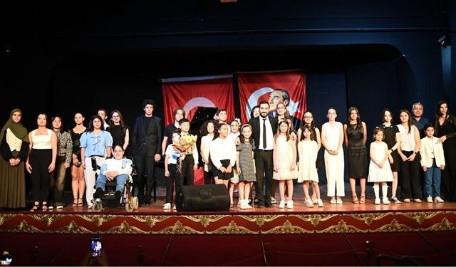 Mamak’ta ‘Musikîyle Bir Yıl’ Finali: Piyano Kursiyerleri Sahne Aldı