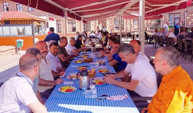 Nallıhan Belediye Başkanı Kahvaltıda Esnafla Bir Araya Geldi