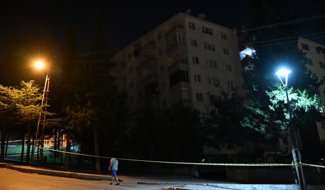 Sincan’da Panik Gecesi! Çatırdayan Apartman Tahliye Edildi