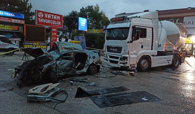 Başkentte Kontrolden Çıkan Otomobil Tankere Çarptı! Ölü ve Yaralılar Var