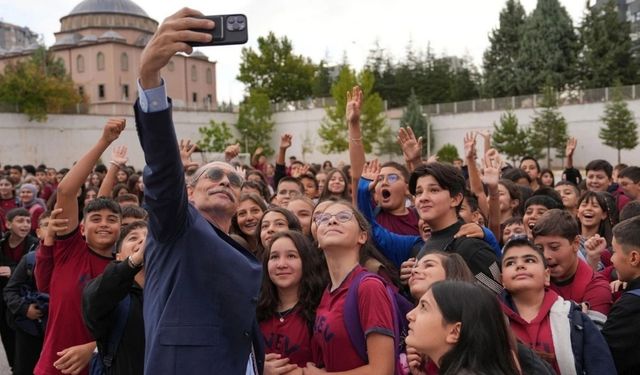 Erdal Beşikcioğlu, İlk Ders Günü Öğrencilerle Buluştu