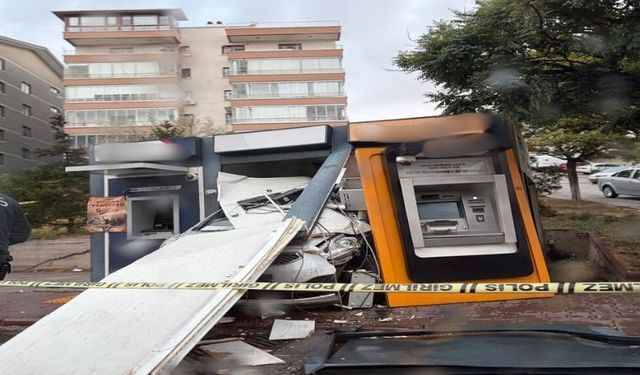 Ankara Altındağ'da Otomobil ATM'nin İçine Girdi: Sürücü Yaralı