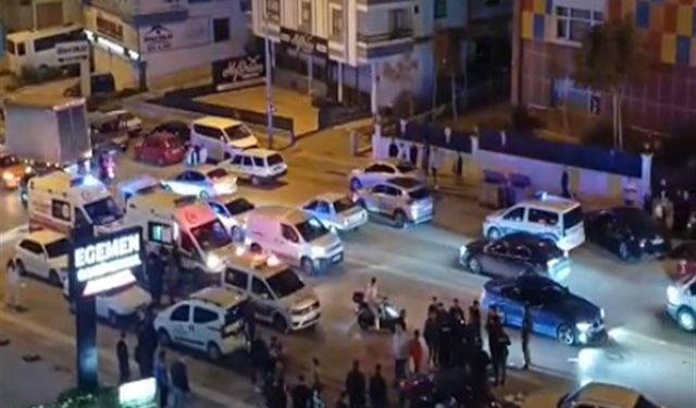 Başkentte Korku Dolu Anlar! Camı Taşlanan Sürücü Kalabalığın Arasına Daldı