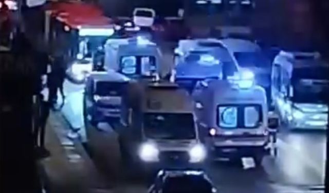 Mamak’ta Korkutan Kaza: Otomobil Durağa Daldı, Yaralılar Var!