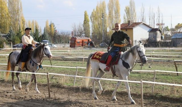 Çubuk'ta Atlı Okçuluk Güz Toyu: 5 Kategoride 40 Sporcu Yarıştı