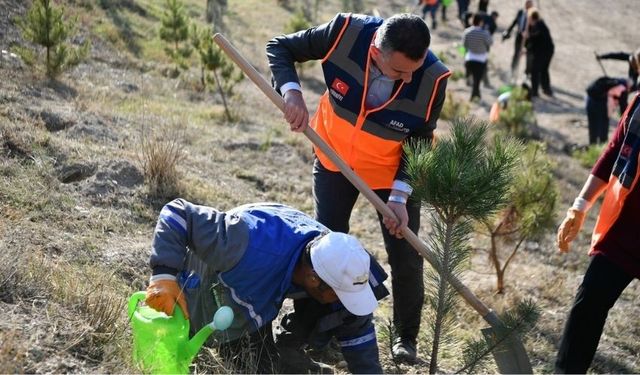 Mamak’ta Minik Öğrenciler Onlarca Fidanı Toprakla Buluşturdu
