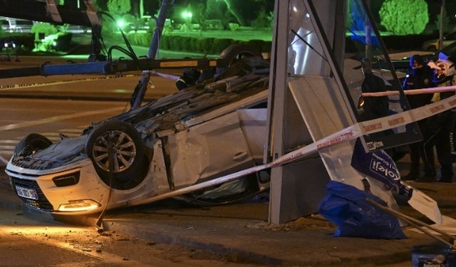 Çankaya’da Otomobil Motosiklete Çarptı, Takla Attı: 4 Yaralı