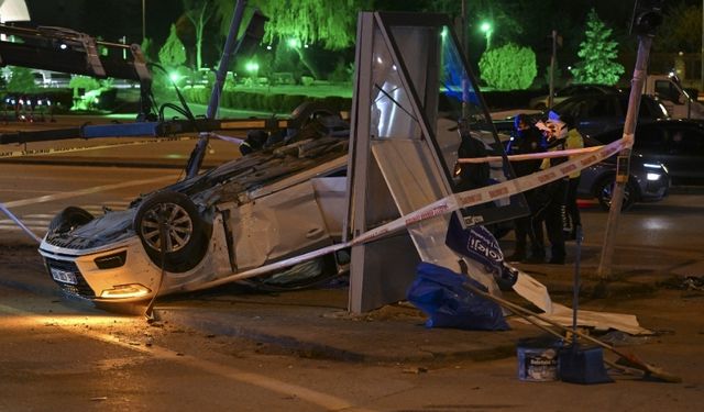 Çankaya’da Otomobil Motosiklete Çarptı, Takla Attı: 4 Yaralı