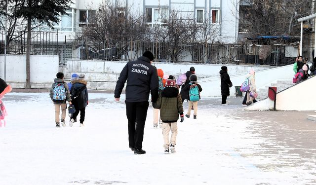 Keçiören’de Okul Yolları Kışa Teslim Olmadı: Ekipler Gece Gündüz Sahada!