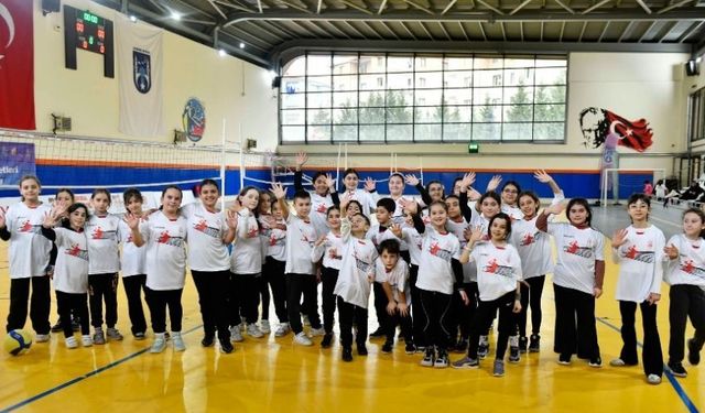 ABB’den Çocuklara Ücretsiz Spor Eğitimi: 290 Çocuk ‘Fabrika Voleybol’da