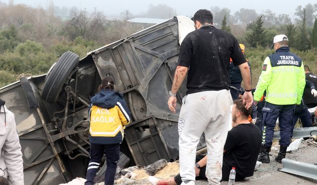Antalya'da Yolcu Otobüsü Virajı Alamadı, Katliam Gibi Kaza Meydana Geldi
