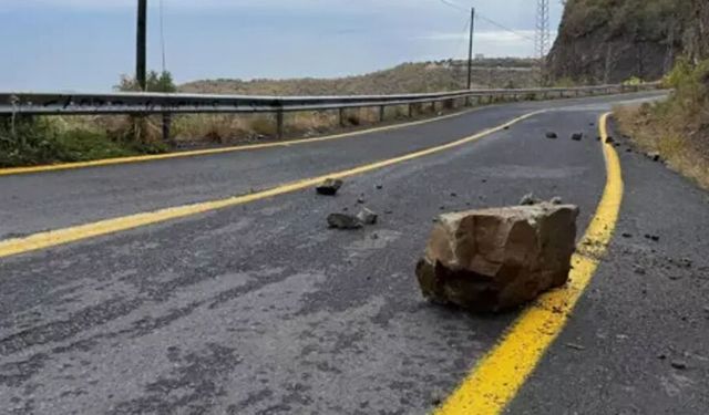 Beypazarı’nda Kayalar Yola Düştü, Ekipler Seferber Oldu