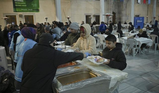 Kocatepe Camisi'nde Her Gün 2 Bin Kişilik İftar Sofrası Kuruluyor