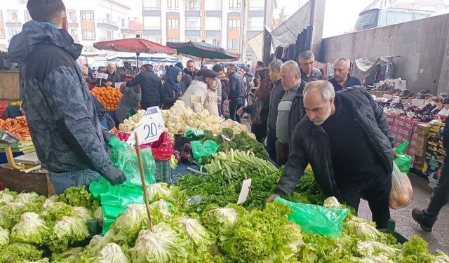 Altındağ Semt Pazarı'nda Meyve Grubunda Artış, Sebzede İndirim Hakim